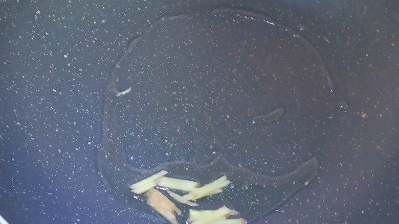 海带炒肉片,锅内加入适量食用油，加入姜丝翻炒