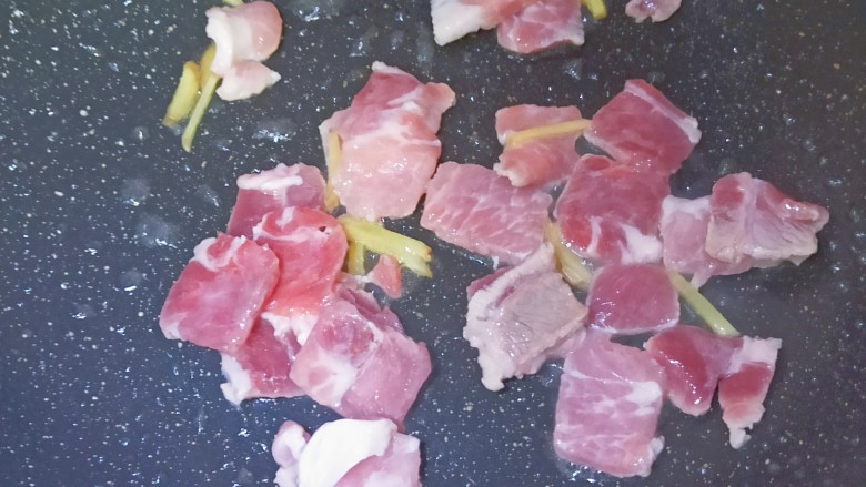 海带炒肉片,加入猪肉翻炒