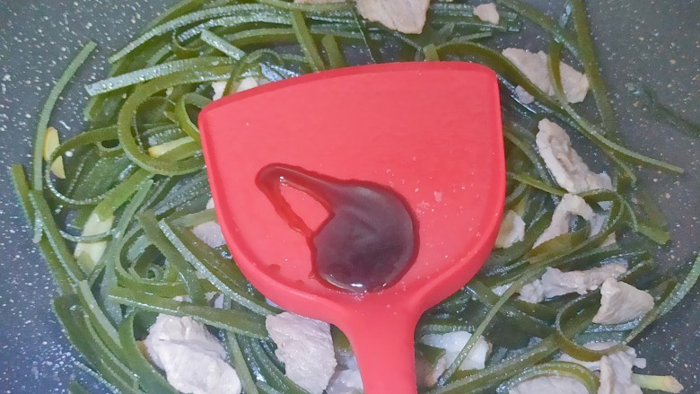 海带炒肉片,加入一勺耗油