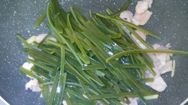 海带炒肉片,猪肉翻炒至变色后加入海带翻炒