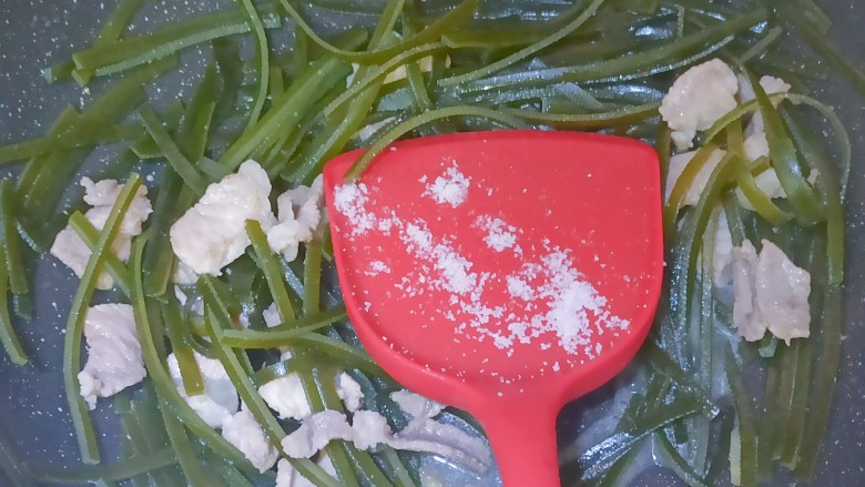 海带炒肉片,加入适量食盐