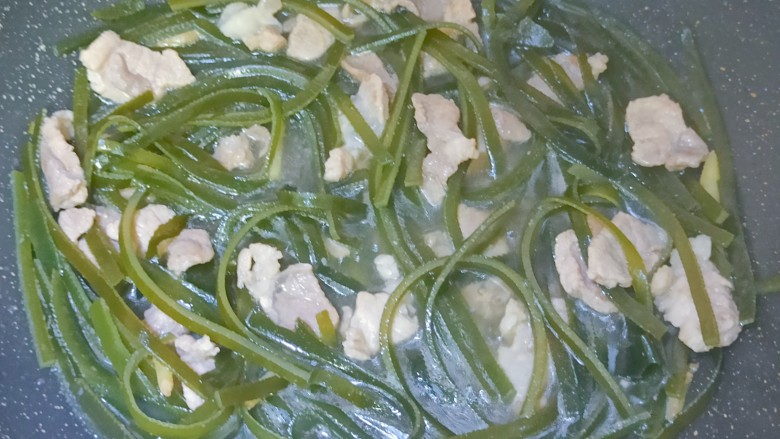 海带炒肉片,加入适量清水，盖上锅盖焖烧一会儿