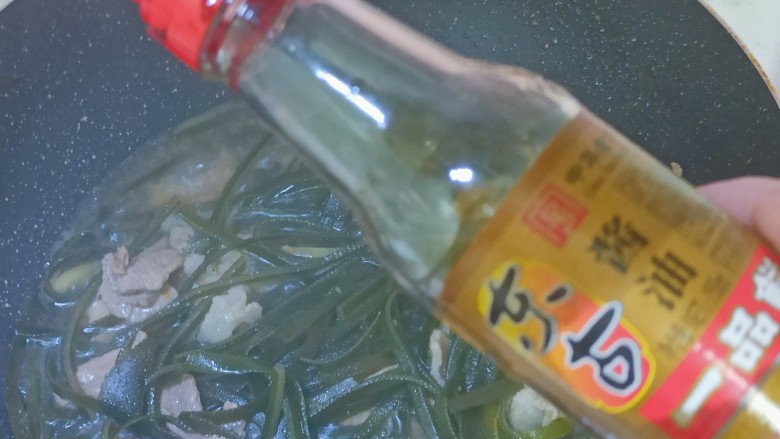海带炒肉片,最后加入<a style='color:red;display:inline-block;' href='/shicai/ 692'>酱油</a>就可以出锅了