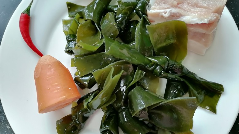 海带炒肉片,准备好所需材料