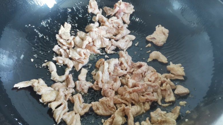 海带炒肉片,起锅烧油,下入猪瘦片翻炒至变色盛出备用