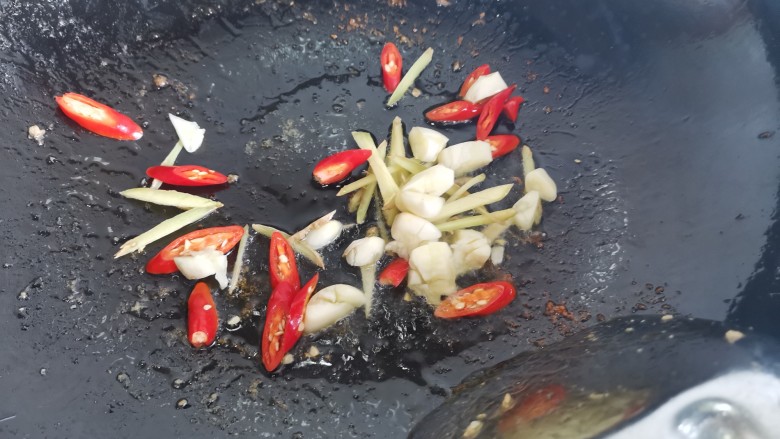海带炒肉片,锅里留底油,下入姜丝,小米椒,大蒜炒香