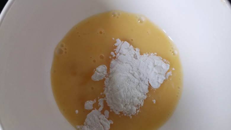 煎酿豆腐,鸡蛋打散,加入一勺淀粉搅拌均匀