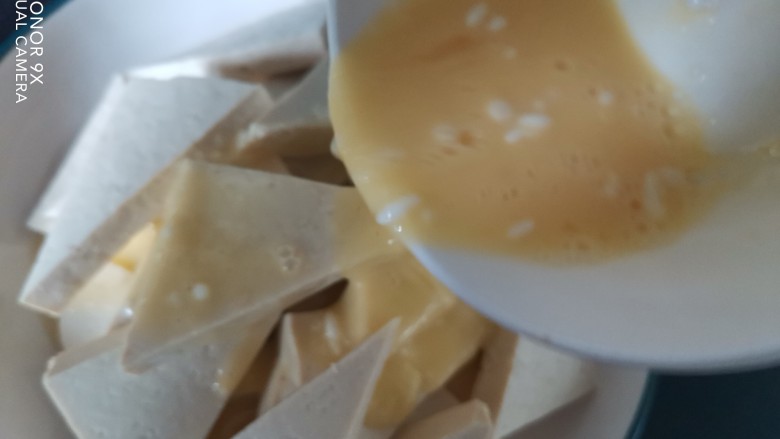 煎酿豆腐,再倒入豆腐里,搅拌均匀