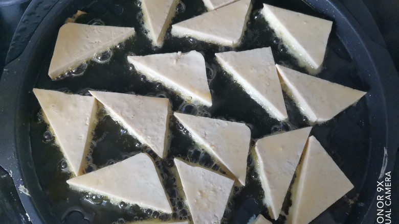煎酿豆腐,不粘锅烧热,下入豆腐