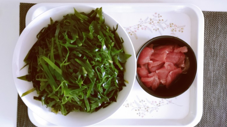 海带炒肉片,海带切丝,<a style='color:red;display:inline-block;' href='/shicai/ 429'>瘦肉</a>切大片。