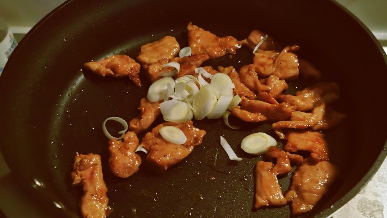 海带炒肉片,起油锅放入两汤匙食用油,放入肉片翻炒成熟,加入葱片炒香,关火备用。