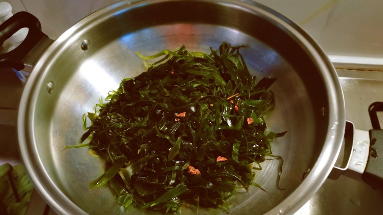 海带炒肉片,另起油锅,放入食用油,油热后放入海带丝翻炒。