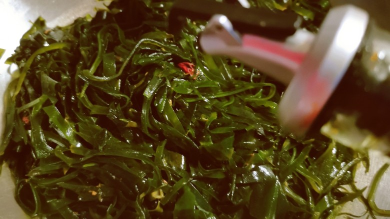 海带炒肉片,炒至海带口感适合自己,放入酱油提味。