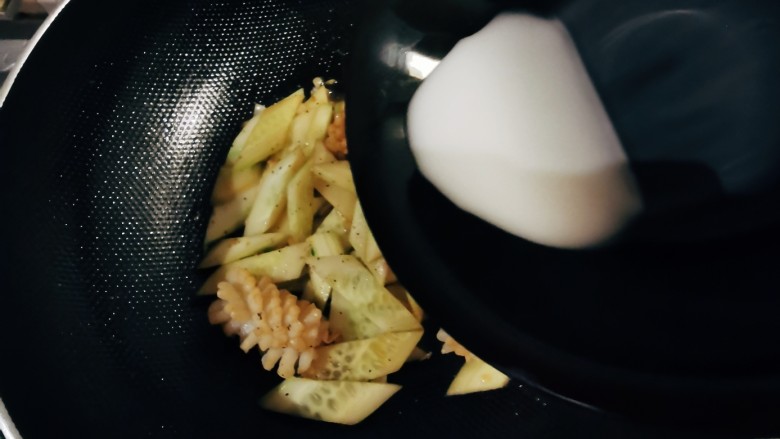 黄瓜炒鱿鱼,淋入水淀粉勾芡,快速翻拌出锅。