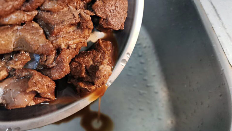 醋肉,腌制2个小时后,倒出多余料汁。