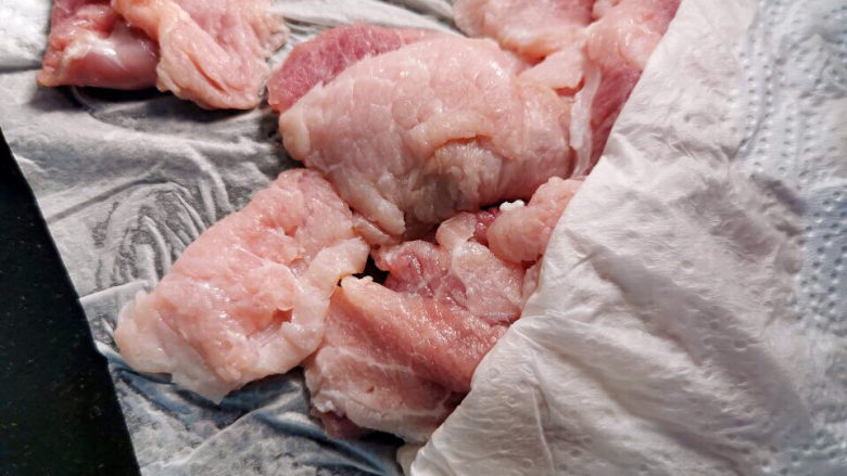 醋肉,肉片清洗后,控干水份