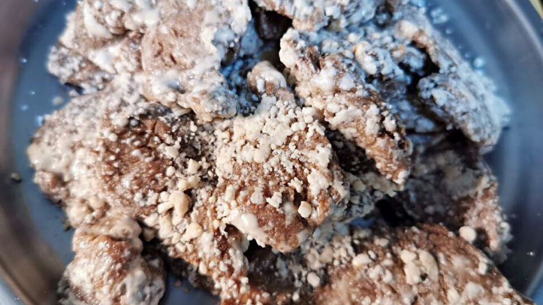 醋肉,每一片肉片都要均匀拍上地瓜粉,等待反潮,甩掉挂不住,及多余地瓜粉