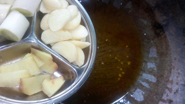 香锅牛蛙,炒锅倒油，放入葱姜蒜小火炒香。