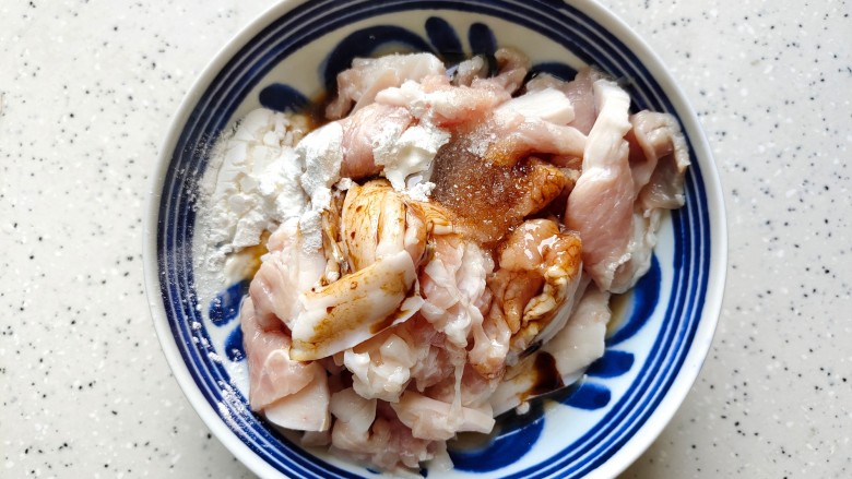 海带炒肉片,<a style='color:red;display:inline-block;' href='/shicai/ 414'>猪肉</a>洗净切成片,加适量生抽、料酒,一小勺淀粉、细砂糖,几滴食用油