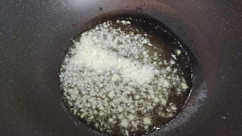 海带炒肉片,起油锅,油热后,下大蒜、生姜末,炒香