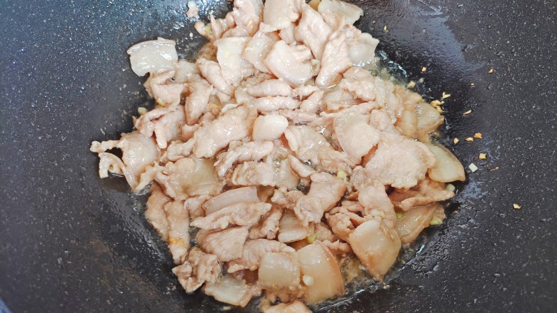海带炒肉片,加入猪肉片,翻炒至变色