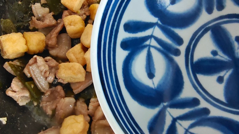 海带炒肉片,加适量热开水