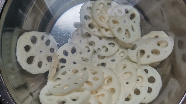 炝炒藕片,莲藕切薄片,清洗掉淀粉再浸泡在水里防止氧化变黑