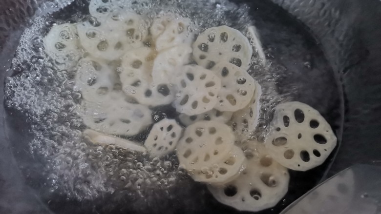 炝炒藕片,起锅烧水,下入藕片焯水30秒