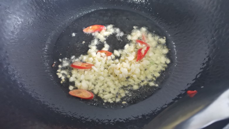 炝炒藕片,另起锅烧油,下入蒜末小米椒炒香