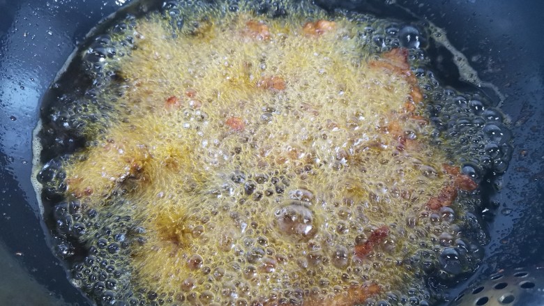 醋肉,中小炸至定型,表面金黄酥脆捞出控油