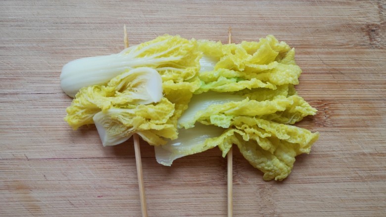 【家常版】冷串串,<a style='color:red;display:inline-block;' href='/shicai/ 140'>娃娃菜</a>叶片掰下来洗干净,焯水至变色捞出,穿成串。
