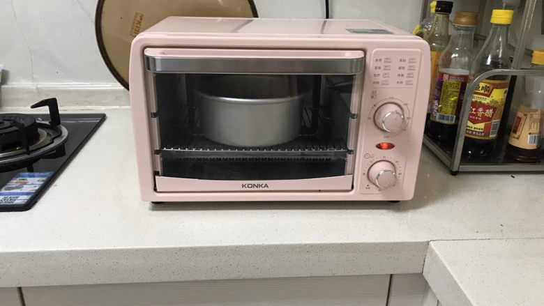 抹茶戚风蛋糕(6寸),温度还是140度,把蛋糕糊放进去烤55分钟。