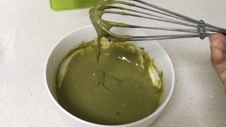抹茶戚风蛋糕(6寸),然后加入三个蛋黄搅拌均匀,这里用的后蛋法,这样可以使面糊更加细腻,成功率高。