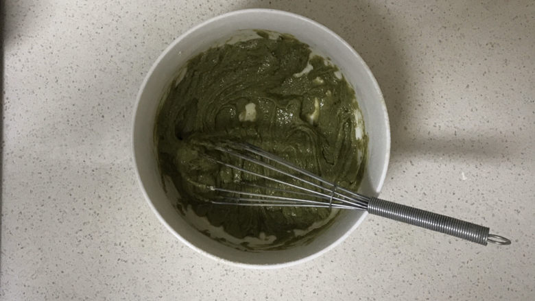 抹茶戚风蛋糕(6寸),面粉分两次加入牛奶里面,然后呢,用Z字形手法搅拌均匀,防止起筋