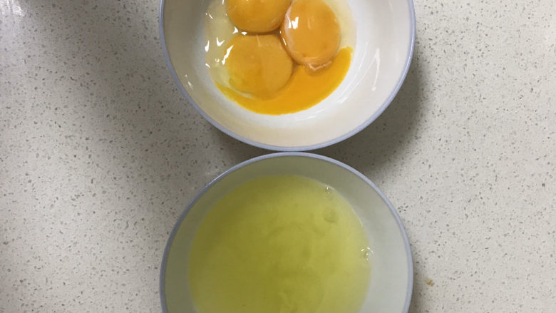 抹茶戚风蛋糕(6寸),蛋清蛋黄分离蛋清放在无水无油的碗中,提前放去冰箱冷藏,为了蛋白打发更加的稳固。