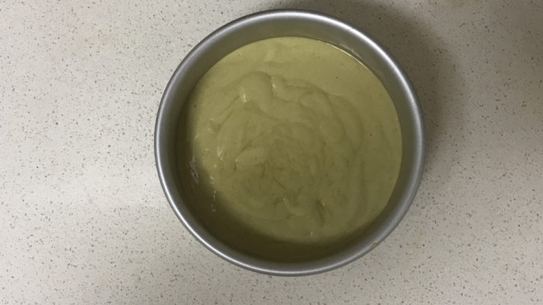 抹茶戚风蛋糕(6寸),将蛋糕糊倒进六寸活底的蛋糕模具里,轻摔几下震出气泡