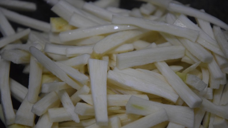 酸豆角炒茭白,热锅凉油,倒入茭白翻炒至变软