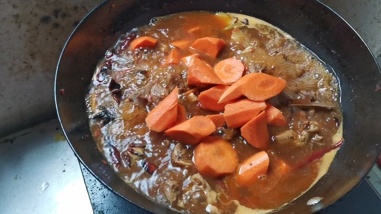 胡萝卜炖羊排,炖至羊肉熟透,加入胡萝卜继续炖