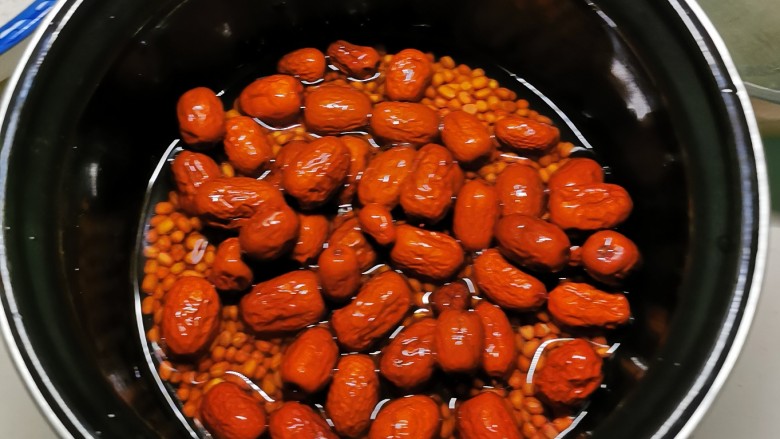 红枣切糕,再放入<a style='color:red;display:inline-block;' href='/shicai/ 2470'>红枣</a>,按下对应键煮熟。