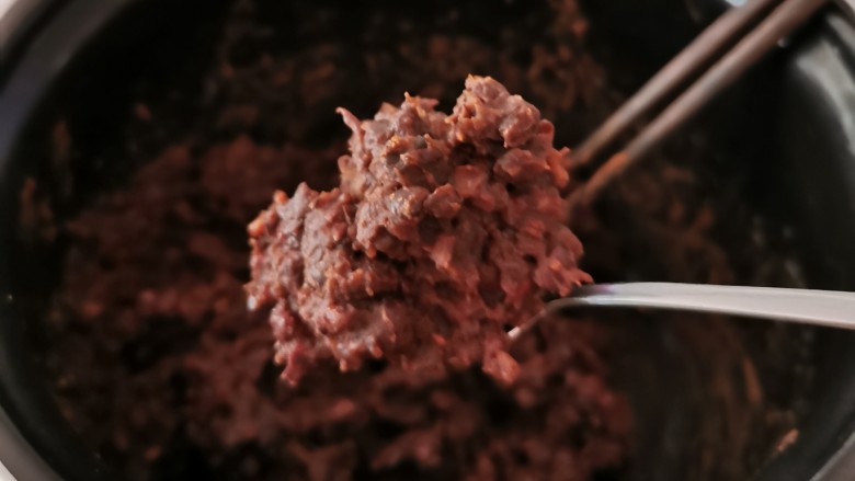 红枣切糕,煮好的红豆按自己口味添加糖,制成红豆沙。