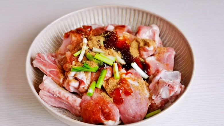 家常蒸排骨,加入<a style='color:red;display:inline-block;' href='/shicai/ 829'>十三香</a>,葱段。