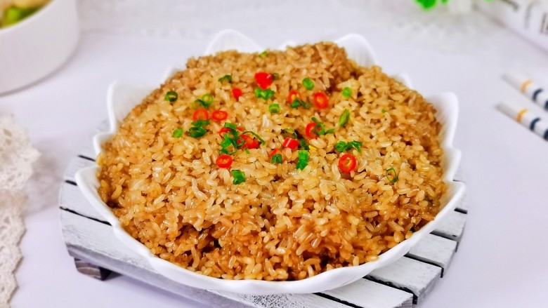 家常蒸排骨,蒸好取出,装饰葱花辣椒段。