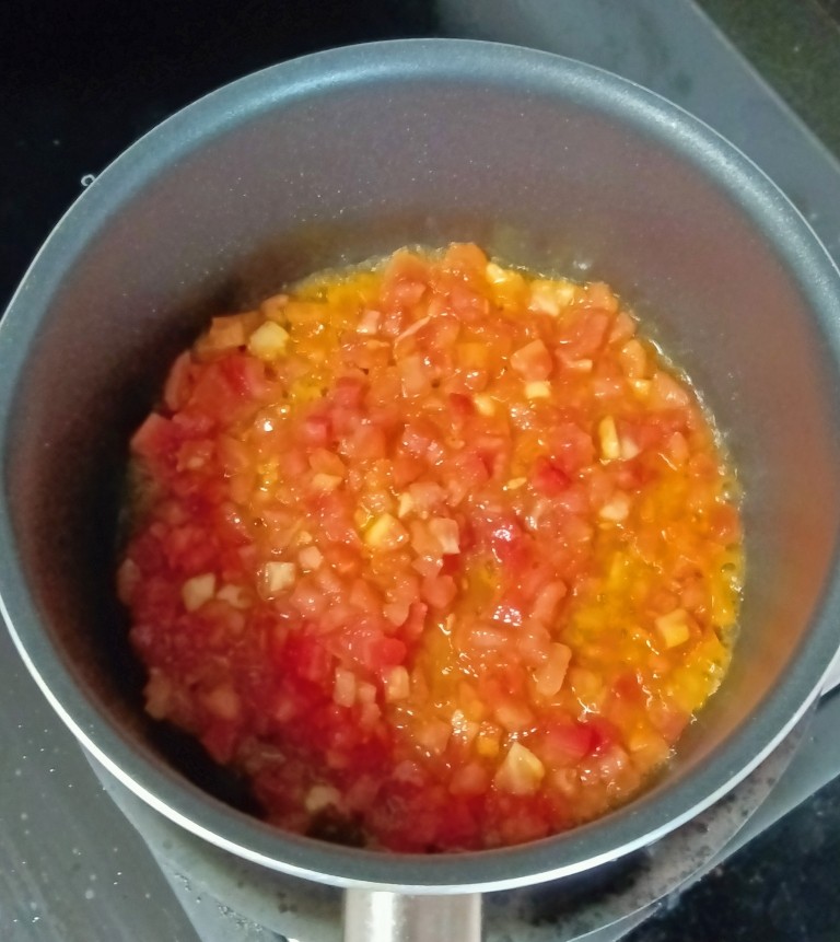 【家常版】冷串串,热锅下油,倒入番茄翻炒出汁