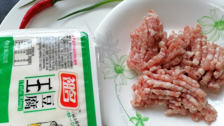 煎酿豆腐,准备好所需材料