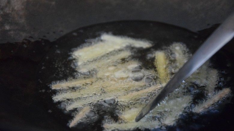 海带炒肉片,热锅凉油,放入姜丝爆香