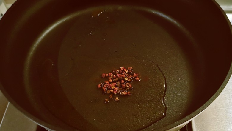 炝炒藕片,起油锅放入食用油,油热后放入<a style='color:red;display:inline-block;' href='/shicai/ 700'>花椒</a>炒出香味。
