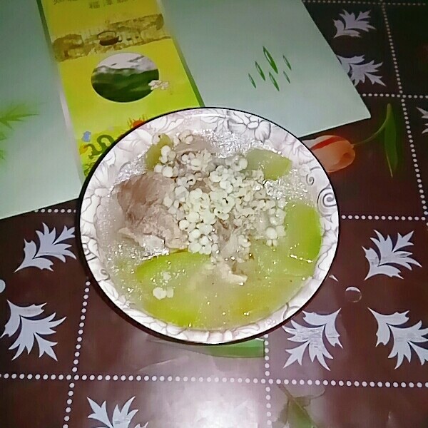 冬瓜苡仁排骨汤,清香怡人的冬瓜苡仁排骨汤端上餐桌。