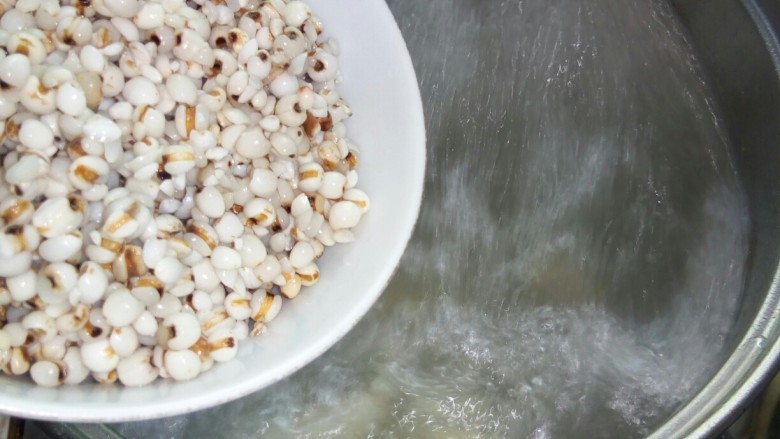 冬瓜苡仁排骨汤,放入苡仁大火炖煮。