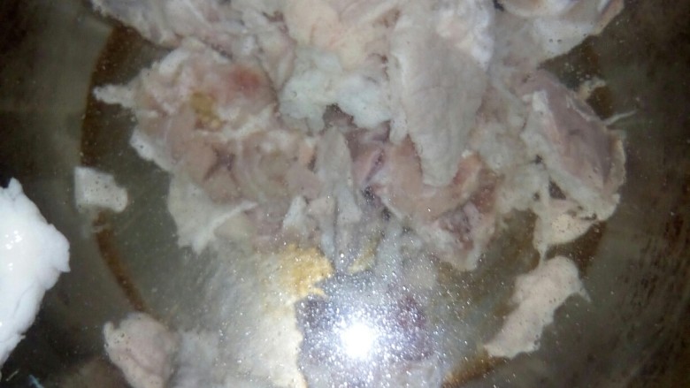 冬瓜苡仁排骨汤,炖锅加水，放入<a style='color:red;display:inline-block;' href='/shicai/ 434'>排骨</a>大火炖煮。