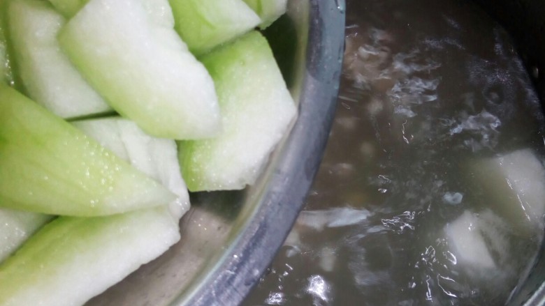 冬瓜苡仁排骨汤,放入<a style='color:red;display:inline-block;' href='/shicai/ 56'>冬瓜</a>。